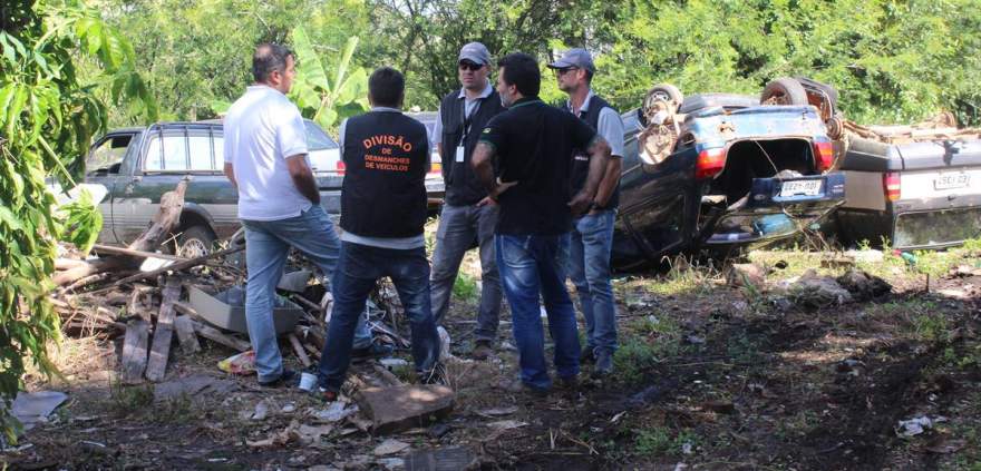 Fiscalizadores interditaram ferro velho na Jango Ribeiro por estar sem credenciamento