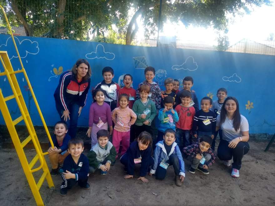 Turma de alunos do pré com a professora Roseli e estagiária Bruna