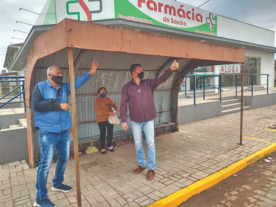 O prefeito Rim e o vice Cristiano na parada do Araldo, no Rincão Comprido, onde será instalado um dos novos abrigos 