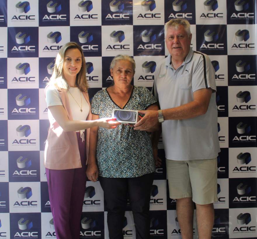 Iracema de Oliveira, cliente da Farmácia Farmabel, ganhou um iPhone 12