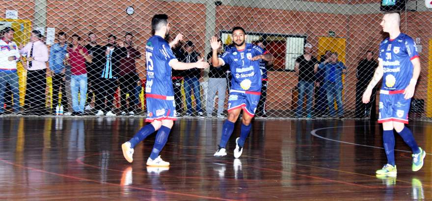 Bugrinho é cumprimentado após marcar o gol de abertura do jogo