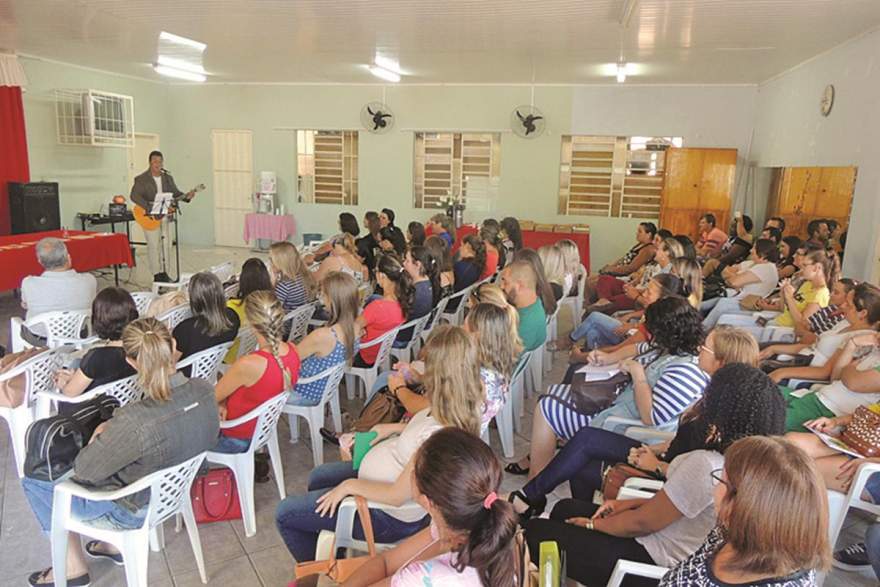 Palestra com o cantor e escritor Rodrigo Munari para equipes diretivas e professores das escolas abriu as atividades da rede municipal em Novo Cabrais