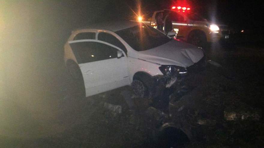 condutor perdeu o controle do veículo e colidiu contra um bueiro (Foto: Divulgação • Folha)