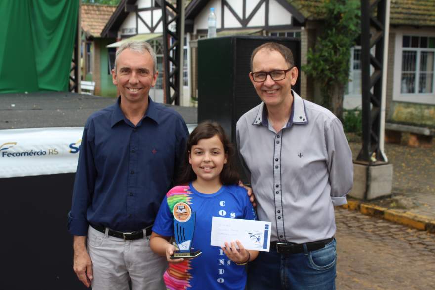 A premiação da primeira colocada na categoria mirim