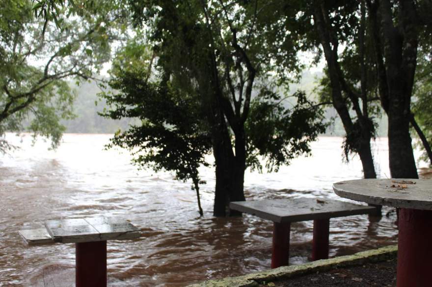 Águas já se aproximam da área do restaurante