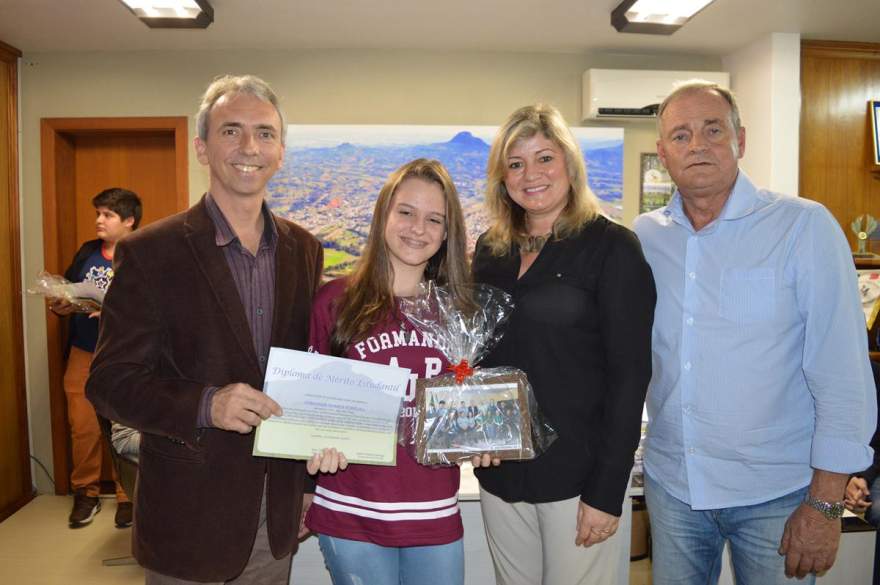 Secretária de Educação Estudantil Fernanda Soares Ferreira (EMEF Adão Jaime Porto), ao lado da secretária Esther Spengler e do prefeito e vice 