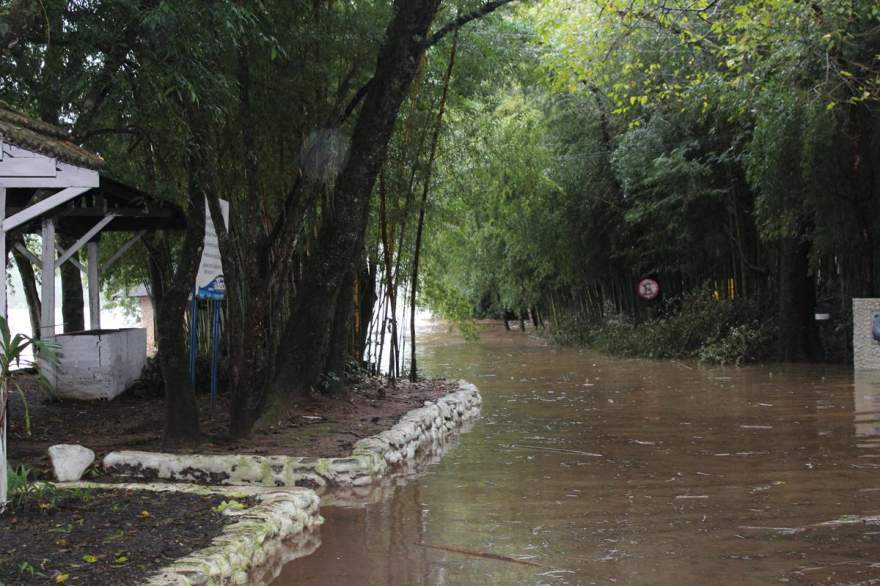 Outra imagem mostra o avanço das águas na Prainha