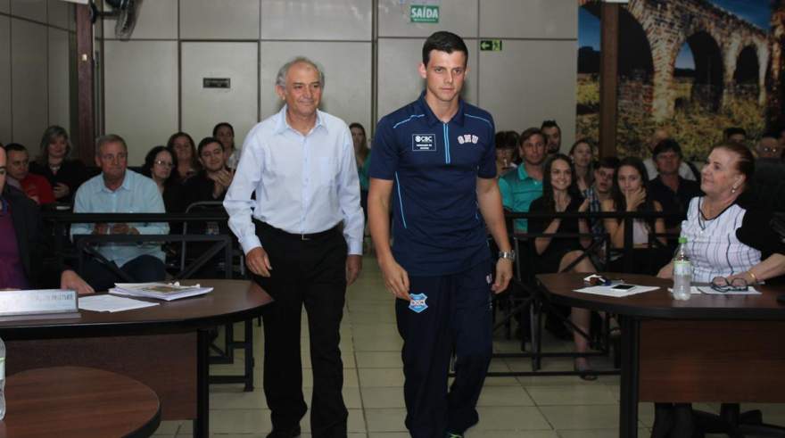 Maurício Scota entra no plenário da Câmara ao lado do proponente da sesssão especial, vereador Celso Gehres