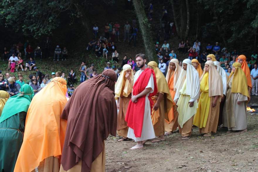  Jesus Cristo com os apóstolos em pregação para o povo