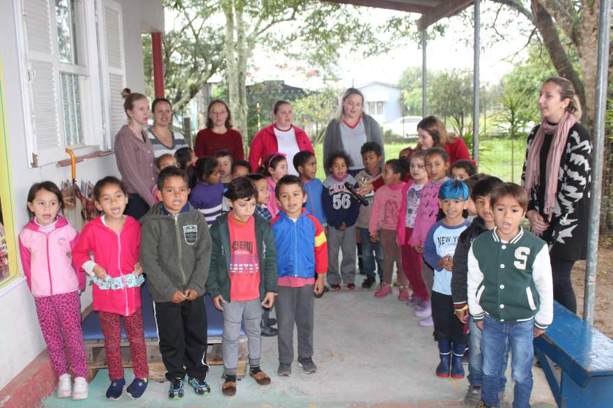 Alunos da educação infantil deram um toque artístico ao ato de inauguração