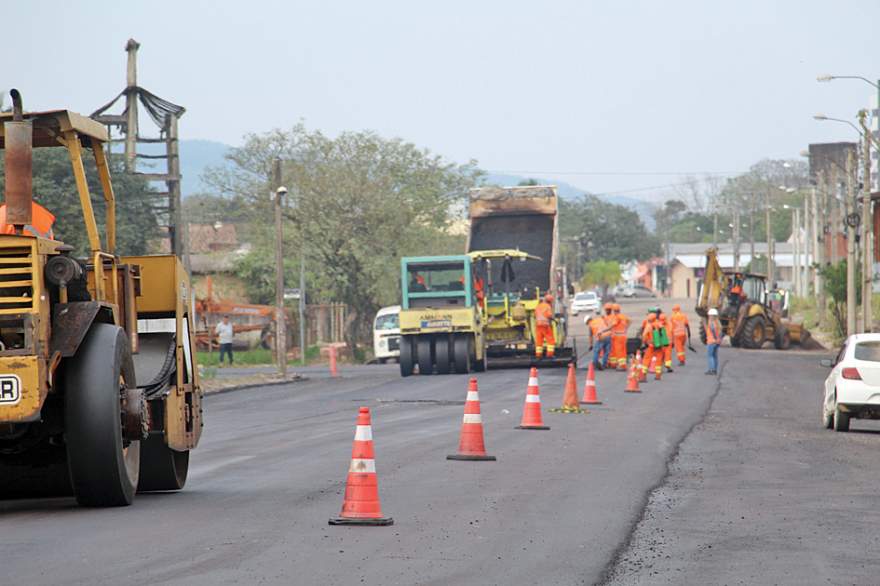 Rua Borges de Medeiros está ganhando nova fotografia com as obras de asfaltamento