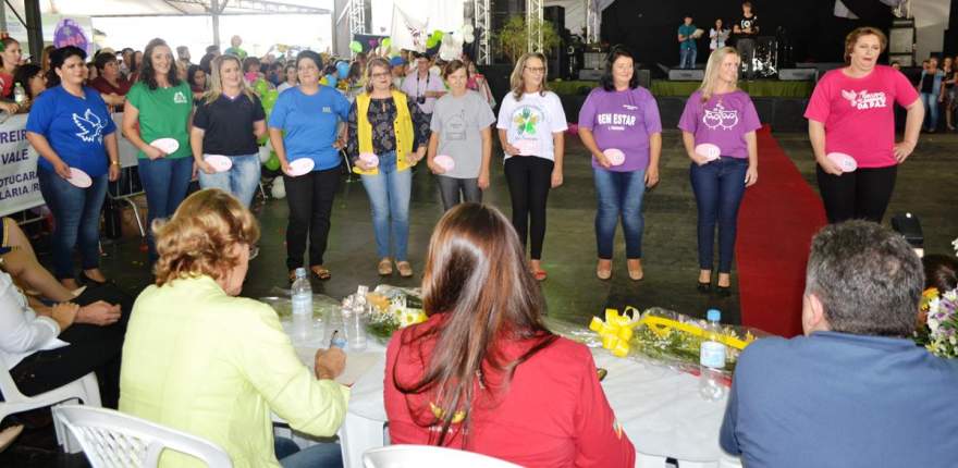 A outra parte das candidatas em frente ao júri