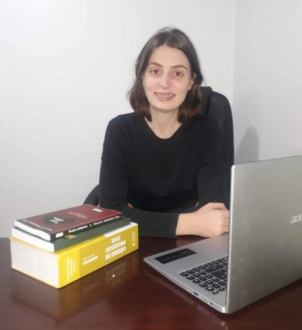 Jaqueline: formação jurídica com pós-graduação