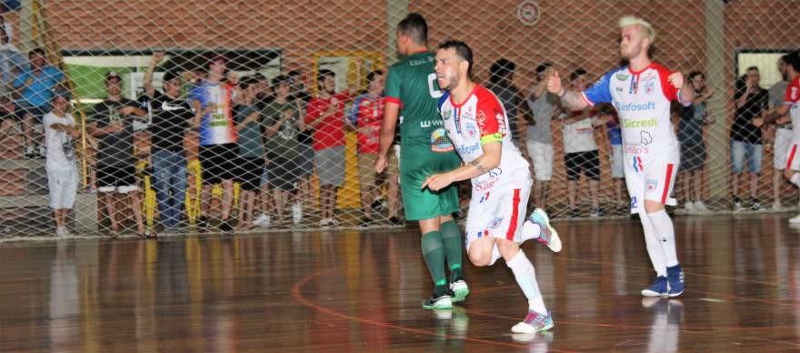 Rafinha corre para festejar o quarto gol do Atlético, anotado de pênalti