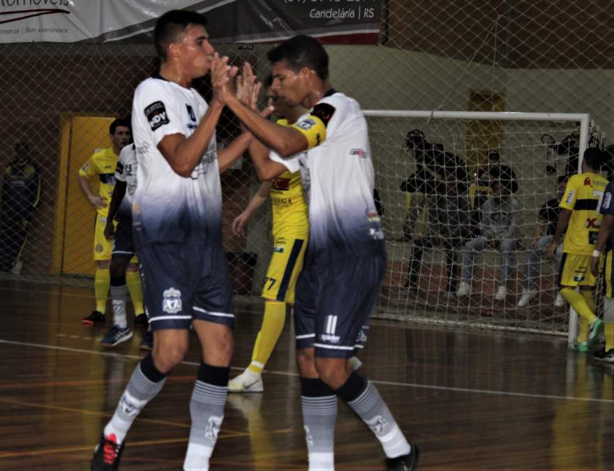 Juninho comemora com Ariel o gol da vitória do Garrão Rachado
