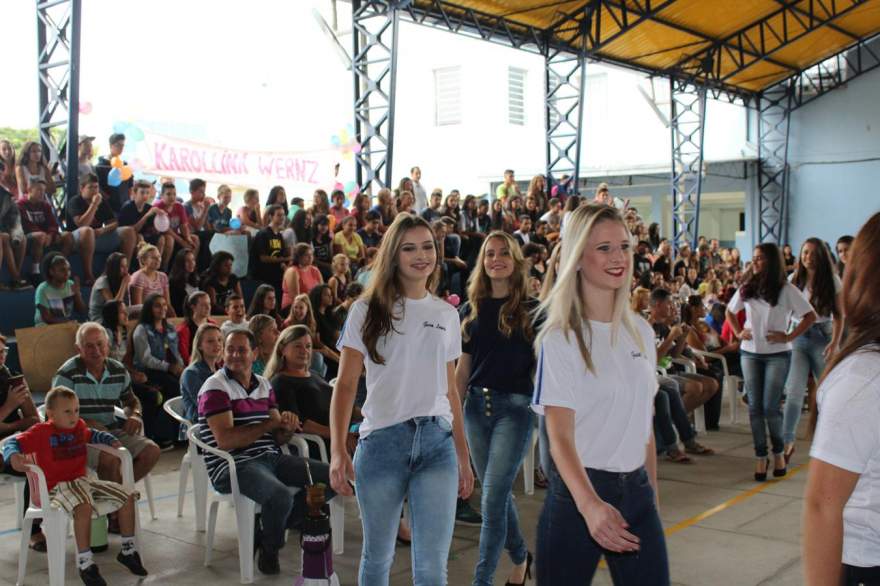 Outra imagem do desfile coletivo das candidatas a rainha