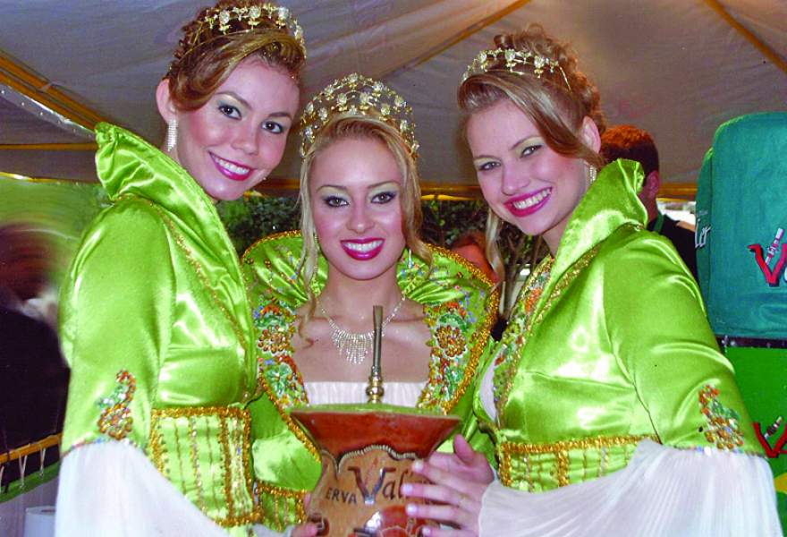 A Rainha Fernanda Meneghetti, entre as Princesas Ginevra H. da Silveira e Melise Wollmann