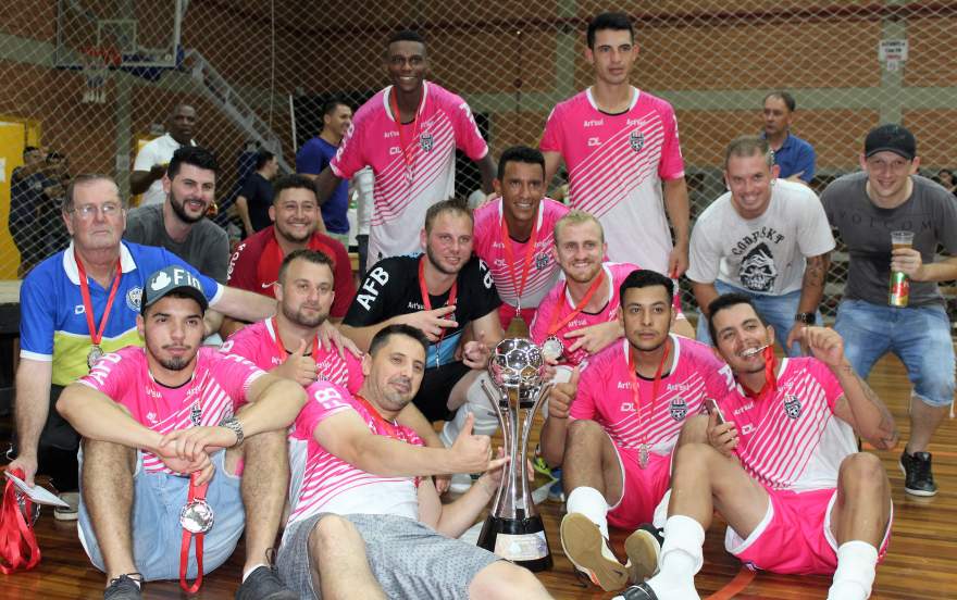 A equipe do Art Sul com o troféu de vice-campeão do livre