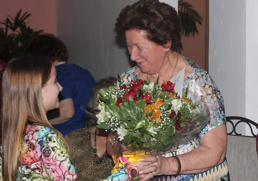 Caroline Hirsch entrega flores para Elyata Emmel