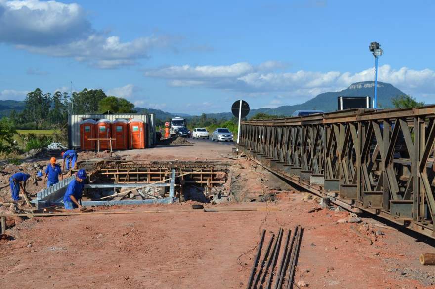 Segunda etapa das obras da ponte fixa segue em andamento (Foto: Diego Foppa)