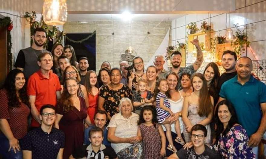 Dona Itália, rodeada pelos filhos, netos e bisnetos: confraternização em família
