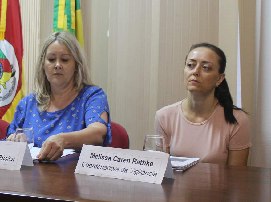 Liria Reis e Melissa Rathke reforçaram as orientações à população no programa radiofônico da Prefeitura