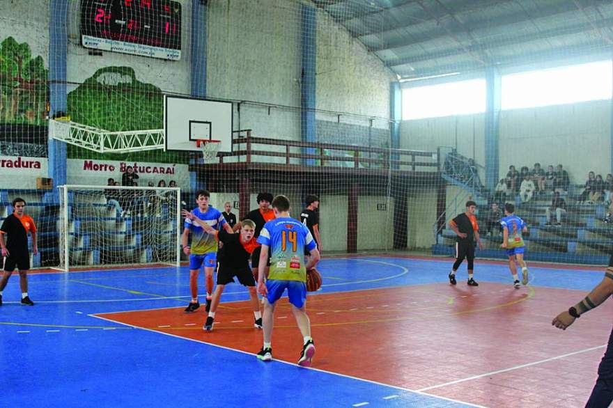 No basquete masculino, o Colégio Medianeira manteve a hegemonia nas três categorias disputadas