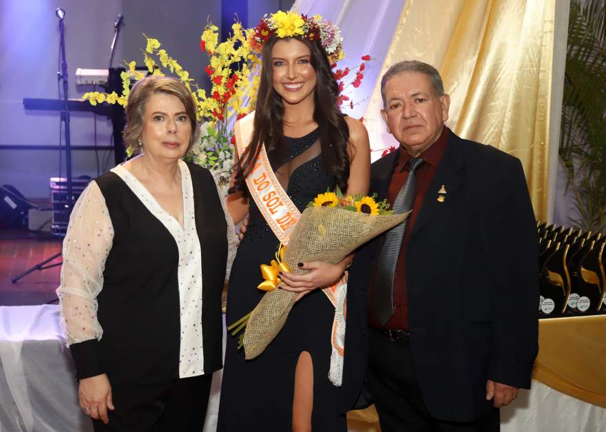 A Musa do Sol com os diretores da Folha de Candelária Odete Jochims e Rui Flores e Silva