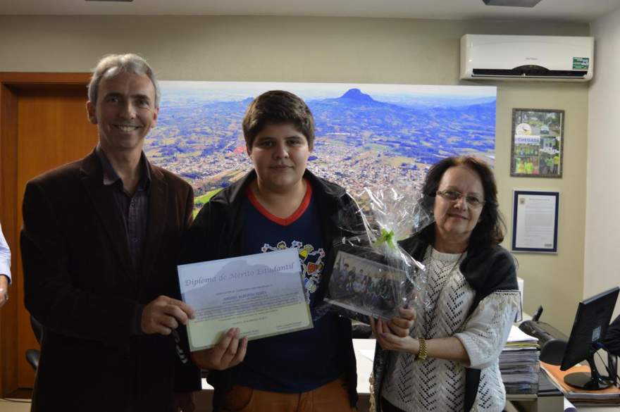 Secretário da Fazenda e Planejamento Estudantil Andrei Alberto Alves (EMEF La Salle), ao lado da secretária Sônia Pereira e do prefeito