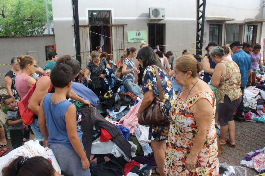 Roupas e calçados foram doados pela comunidade para evento. Organização arrecadou mais de 7 mil peças