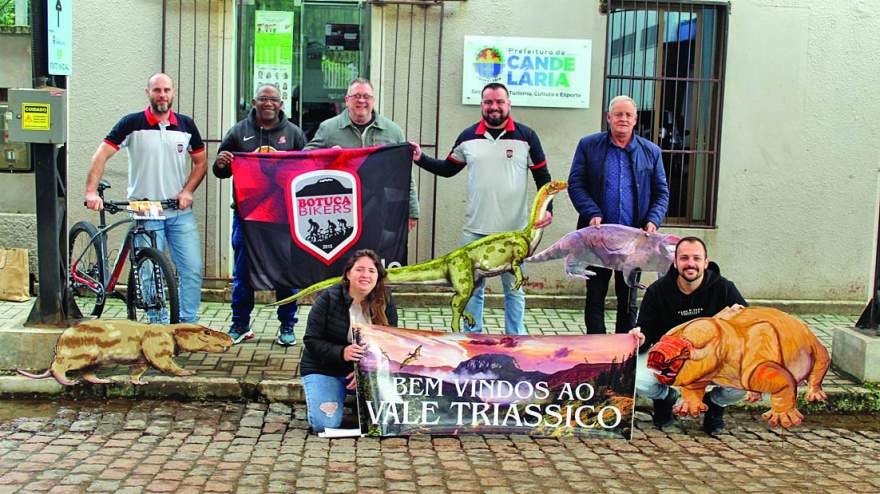 Na quinta, 28, a equipe da prefeitura entregou aos representantes do Botuca Bikers o material temático temático que será disposto ao longo do percu