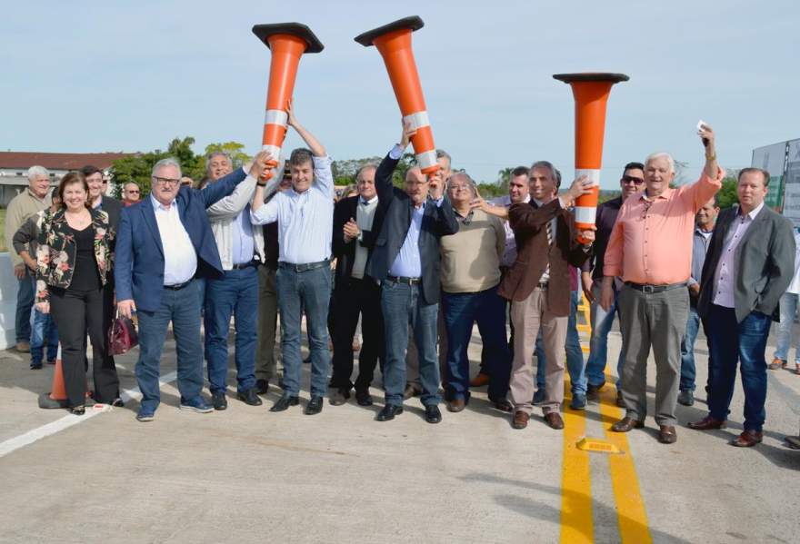 Levantamento dos cones simbolizou a inauguração da nova ponte sobre a RSC 287 