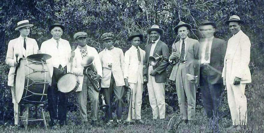 No dia dedicado ao colono, não podiam faltar as bandinhas  - Acervo de Roque Rathke

