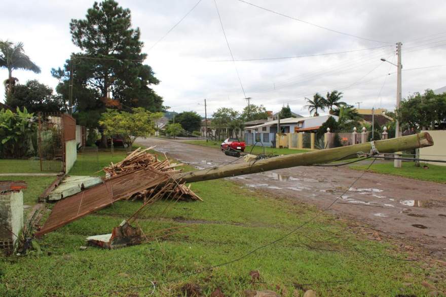 Parte da grade de uma residência foi derrubada