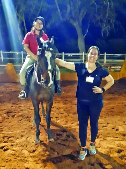 Maria Eduarda Menezes e Nadia da Rosa serão as instrutoras do projeto de equoterapia que inicia neste sábado, no Parque Municipal de Eventos