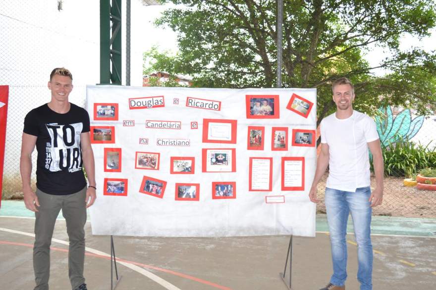 Ao lado do álbum de fotos montado pela escola, os dois goleiros profissionais relembraram o período em que eram estudantes do educandário