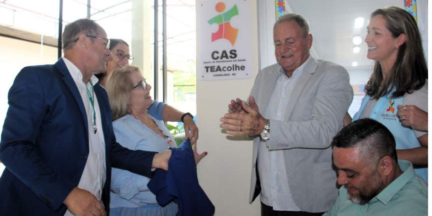 Momento do descerramento da placa