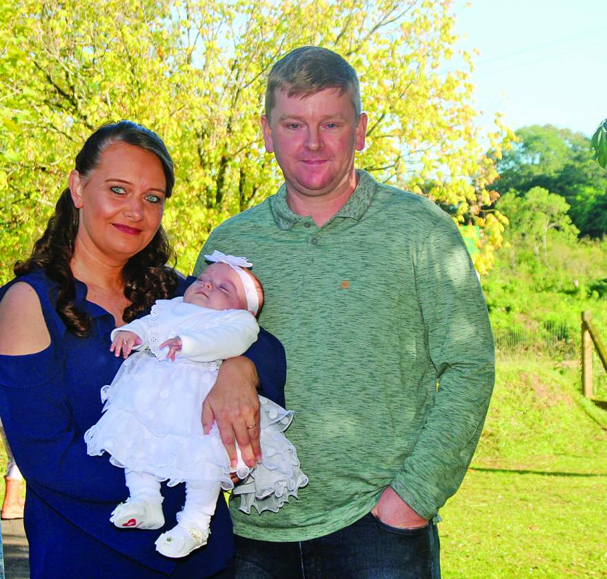 A pequena Júlia Helena, com três meses, e o casal Sabrina e Gilberto Strassburger