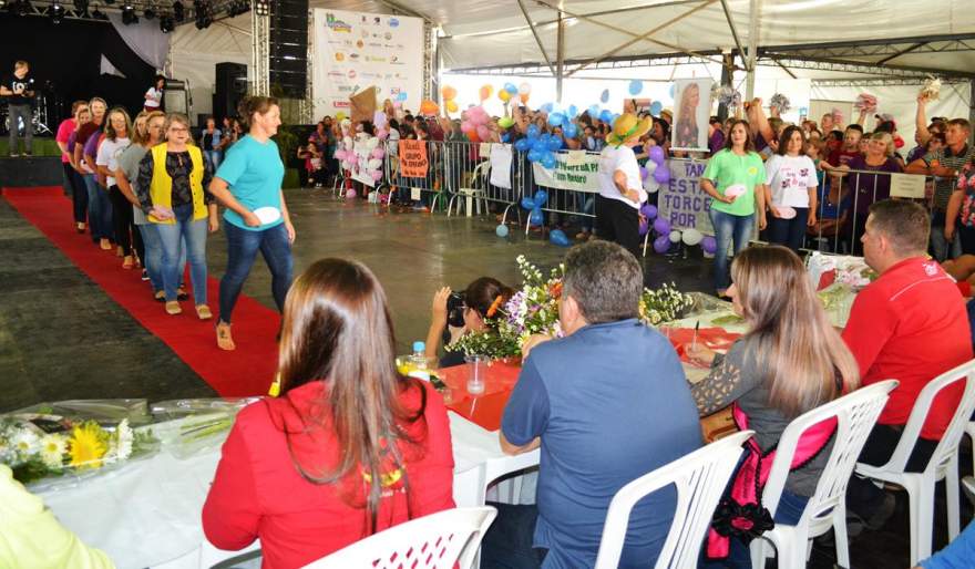 As 18 candidatas realizaram desfiles coletivos e individuais