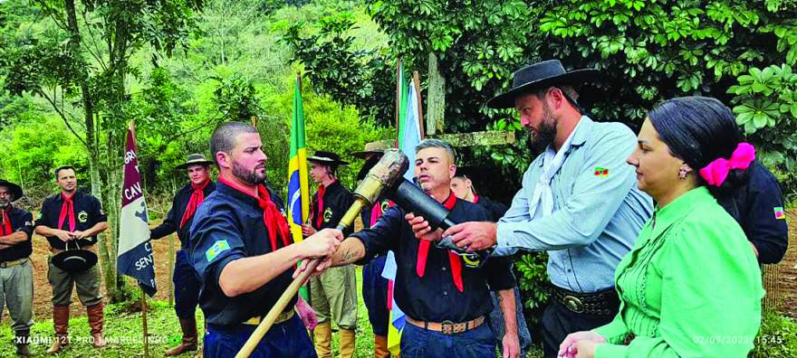 Este ano, o grupo de cavaleiros buscou a Chama Crioula no município de Pouso Novo, realizando um percurso de aproximadamente 160 km