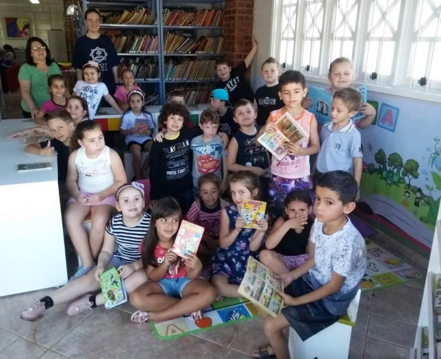 Turma do 1º ano do Guia Lopes: contação de histórias no espaço dos gibis 