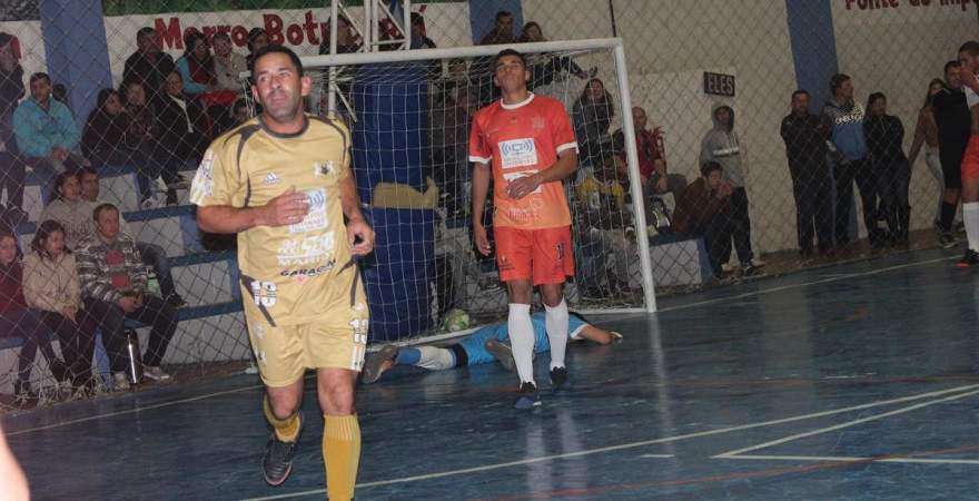 Coelho corre para comemorar junto à torcida o gol da vitória da Semal