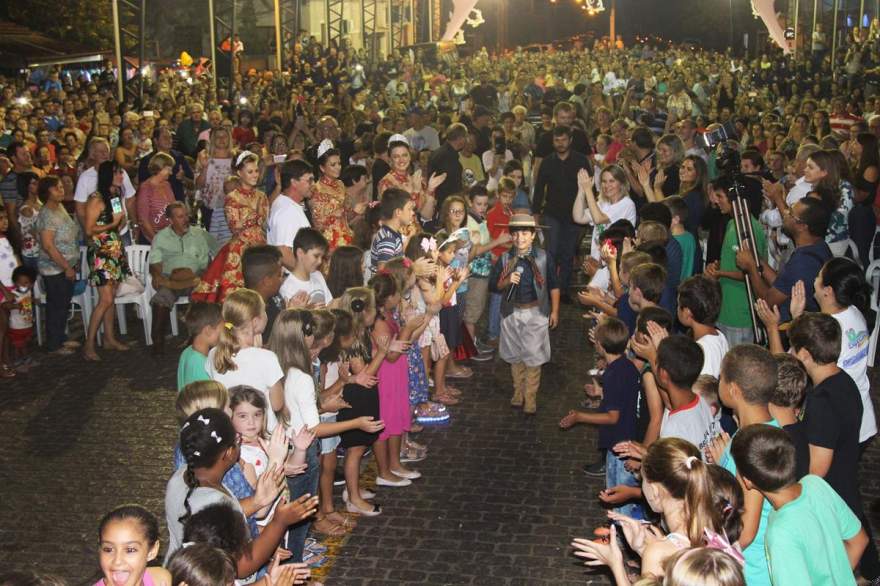 A entrada de Thomas em meio a um corredor formado por crianças
