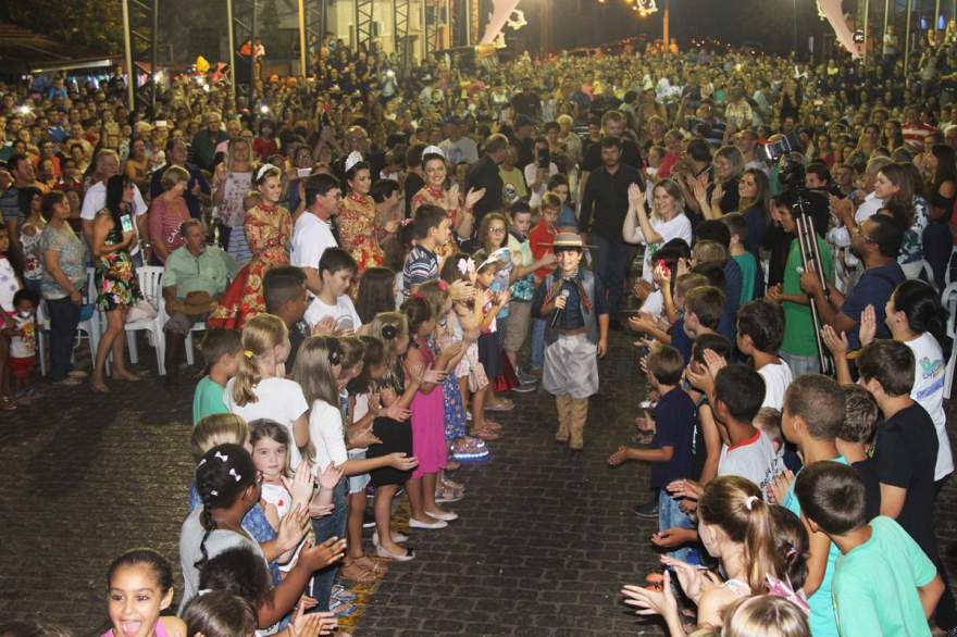 A entrada de Thomas em meio a um corredor formado por crianças