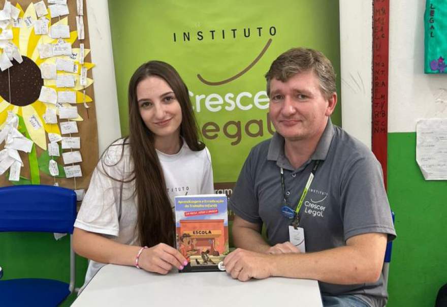 Natália Braatz Bordignon ao lado do professor educador André Tiago Skolaude: jovem teve projeto publicado em um livro do FOGAP