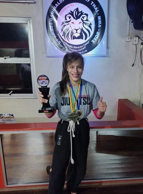 Disputando com competidoras sem limitações físicas ela já venceu algumas etapas do Campeonato Gaúcho de Jiu-jitsu e, atualmente, lidera a competi