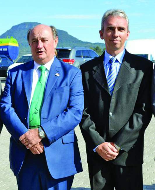 Roberto Argenta (à esquerda) e Prefeito Paulo Butzge (à direita) na inauguração da fábrica em 2015: na quarta, encontro selou novo acordo