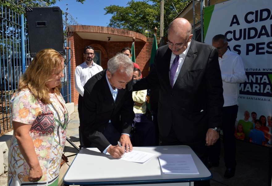 Prefeito Paulo Butzge e Secretaria Marta Emmel receberam doação para Apae entregue pelo Ministro Osmar Terra