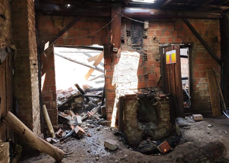 Forno de tabaco ficou destruído após as chamas | foto: Arzélio Strassburger / Bombeiros Voluntários