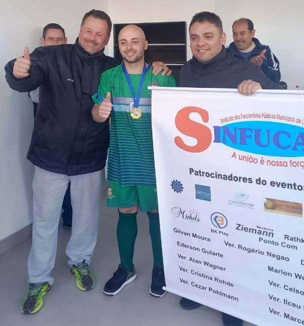 Premiação ao goleador do torneio: Marcos, de Paraíso do Sul